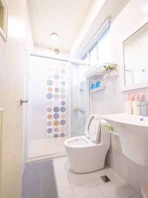 Shower, rainfall showerhead, free toiletries, hair dryer