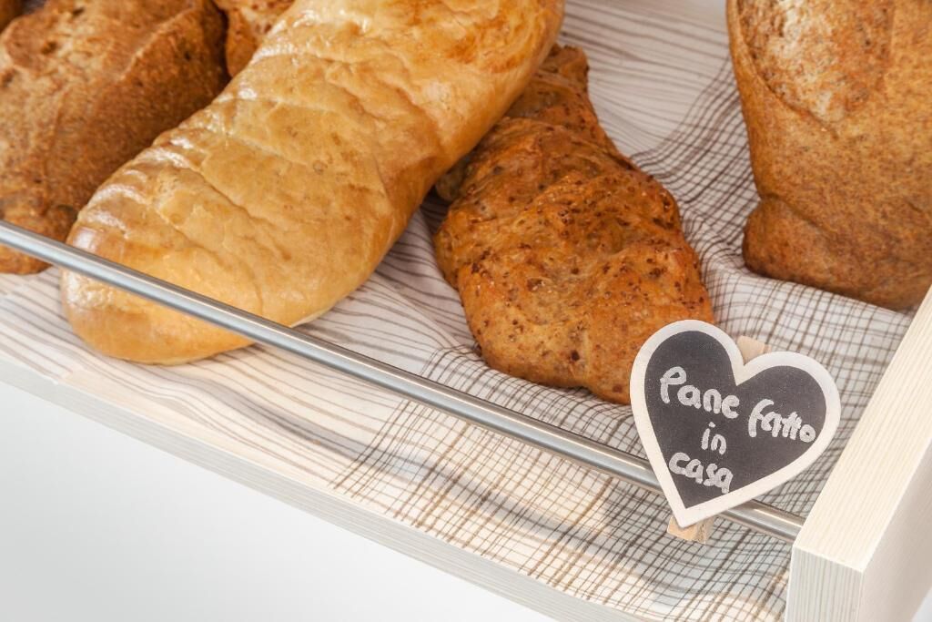 Une présentation de petits pains dans une boulangerie.
