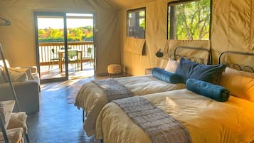 Decoración personalizada, muebles diferentes y cortinas blackout
