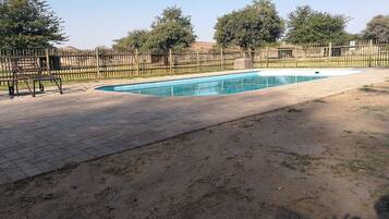 2 piscines extérieures, chaises longues