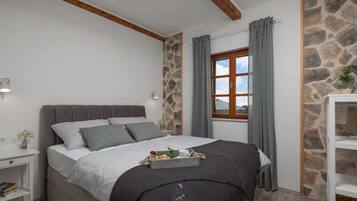 3 bedrooms, iron/ironing board, travel crib, WiFi