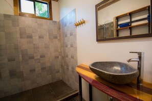 Villa, 2 Queen Beds | Bathroom | Shower, free toiletries, towels, shampoo - Avatar Eco Residence (Puerto Jiménez)