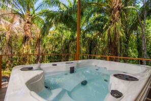 Minibar, desk, laptop workspace, bed sheets - Avatar Eco Residence (Puerto Jiménez)