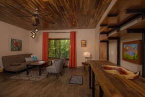 Villa, 2 camas Queen size | Minibar, escritorio, espacio para trabajar con laptop y ropa de cama 