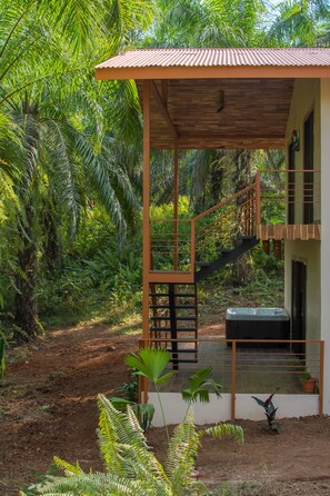 Villa, 2 queensize bedden | Een minibar, een bureau, een laptopwerkplek, beddengoed