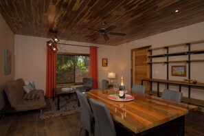 Villa, 2 queensize bedden | Een minibar, een bureau, een laptopwerkplek, beddengoed