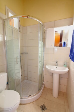 Apartamento, 1 habitación | Baño | Ducha y toallas