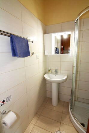 Apartment, 1 Bedroom | Bathroom | Shower, towels