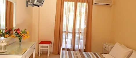 Rideaux occultants, fer et planche à repasser, lits bébé (gratuits)