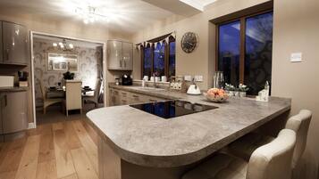 Coppice View | Private kitchen | Oven, stovetop, dishwasher, electric kettle