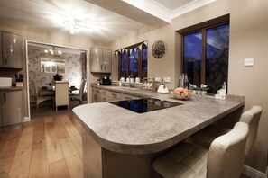 Superior-Haus | Eigene Küche | Ofen, Herdplatte, Geschirrspüler, Wasserkocher