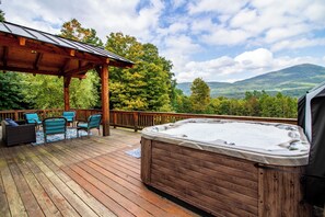 Terrace/patio - UNBELIEVABLE MOUNTAIN VIEWS! Convenient to Manchester,skiing,outlets (Sunderland)