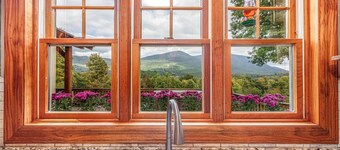 UNBELIEVABLE MOUNTAIN VIEWS! Convenient to Manchester,skiing,outlets