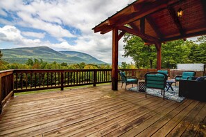 Terrace/patio - UNBELIEVABLE MOUNTAIN VIEWS! Convenient to Manchester,skiing,outlets (Sunderland)