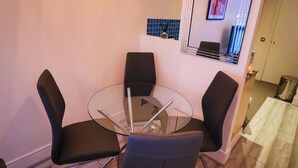 Apartment | In-room dining - The Symphony by Lettable (Liverpool)