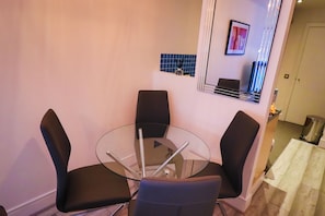 Apartment | In-room dining - The Symphony by Lettable (Liverpool)