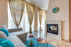 Standard Apartment, 2 Bedrooms | Vardagsrum | Platt-tv