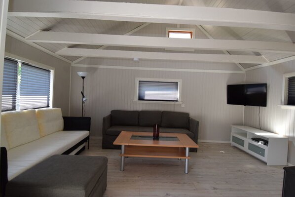 Villa, 2 soverom | Oppholdsområde | Flatskjerm-TV