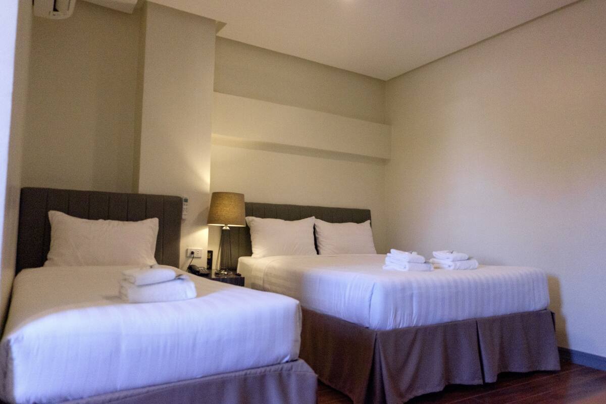 豪華三人房 | 低過敏寢具、Select Comfort 床墊、迷你吧、遮光布/窗簾