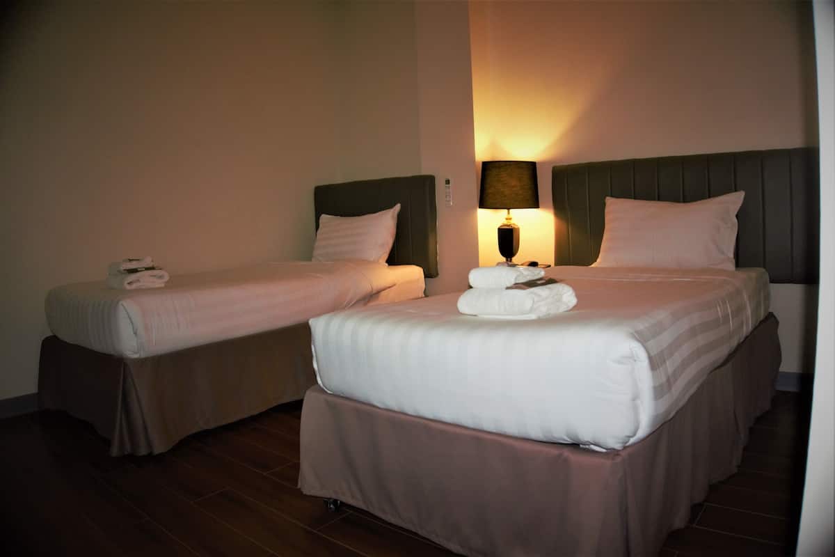 Hypo-allergenic bedding, Select Comfort beds, minibar, blackout drapes