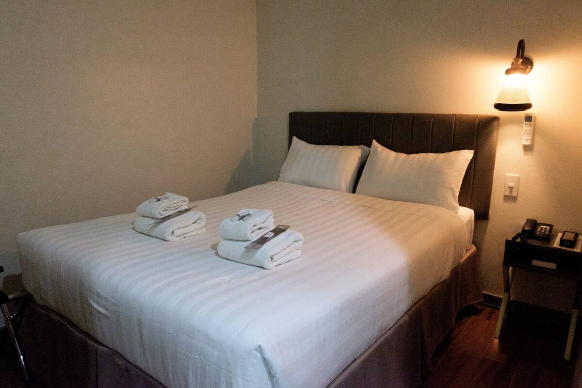 Hypo-allergenic bedding, Select Comfort beds, minibar, blackout drapes