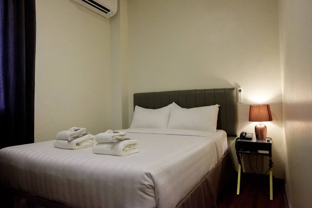 豪華雙人房 | 低過敏寢具、Select Comfort 床墊、迷你吧、遮光布/窗簾