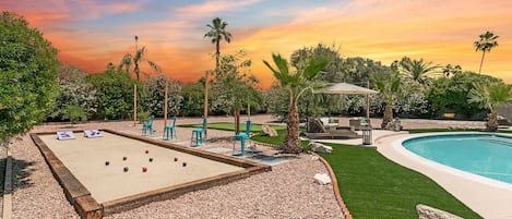 Una piscina al aire libre, una piscina climatizada