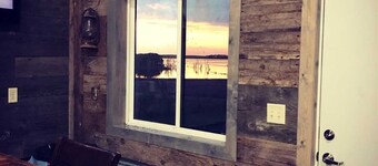 新着！！！  ラッキーズハイド-ウォーベイ湖近くの狩猟/釣り小屋