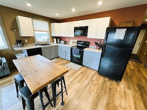 Fridge, microwave, oven, stovetop - Luckys Hide at Waubay Lake (Waubay)