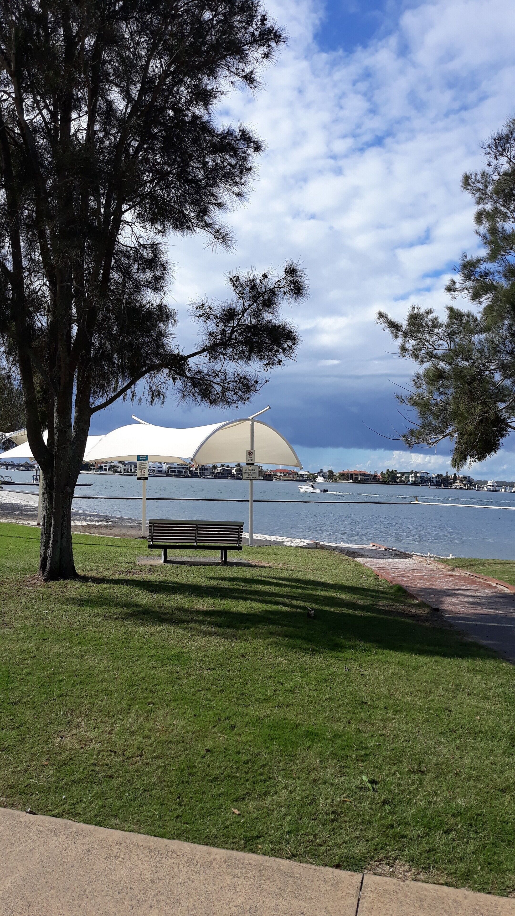 Paradise Getaway - Easy stroll to restaurants, shops, parklands and beach