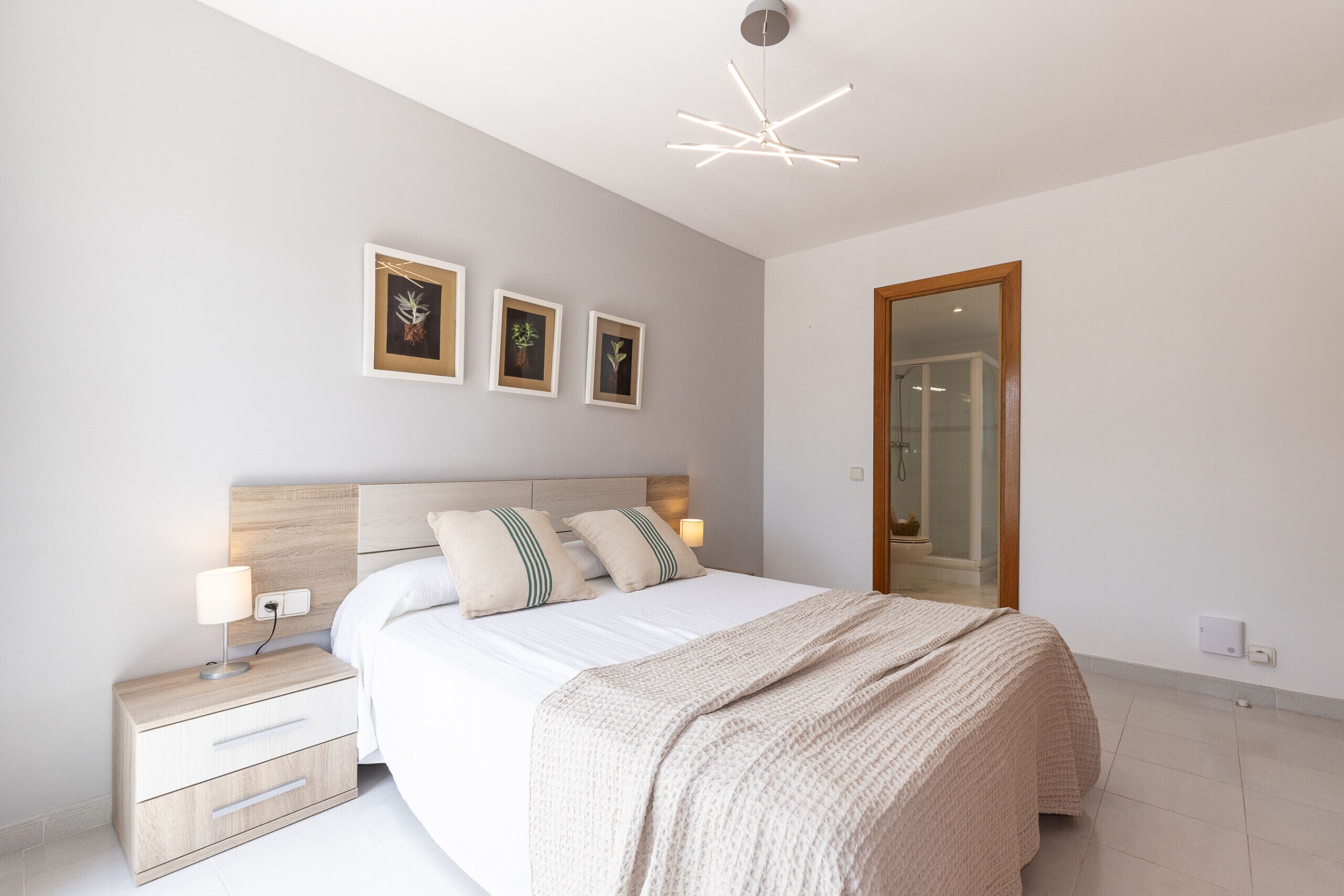 2 dormitorios, tabla de planchar con plancha, wifi gratis y ropa de cama