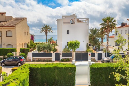 UHC CASA MISTRAL · Private Garden with BBQ · 50m Cristal Beach