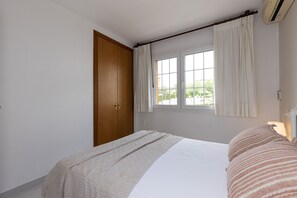 2 chambres, fer et planche à repasser, Wi-Fi gratuit, draps fournis