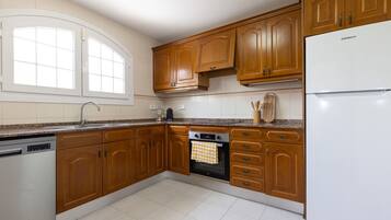 Een koelkast, een magnetron, een oven, een vaatwasser