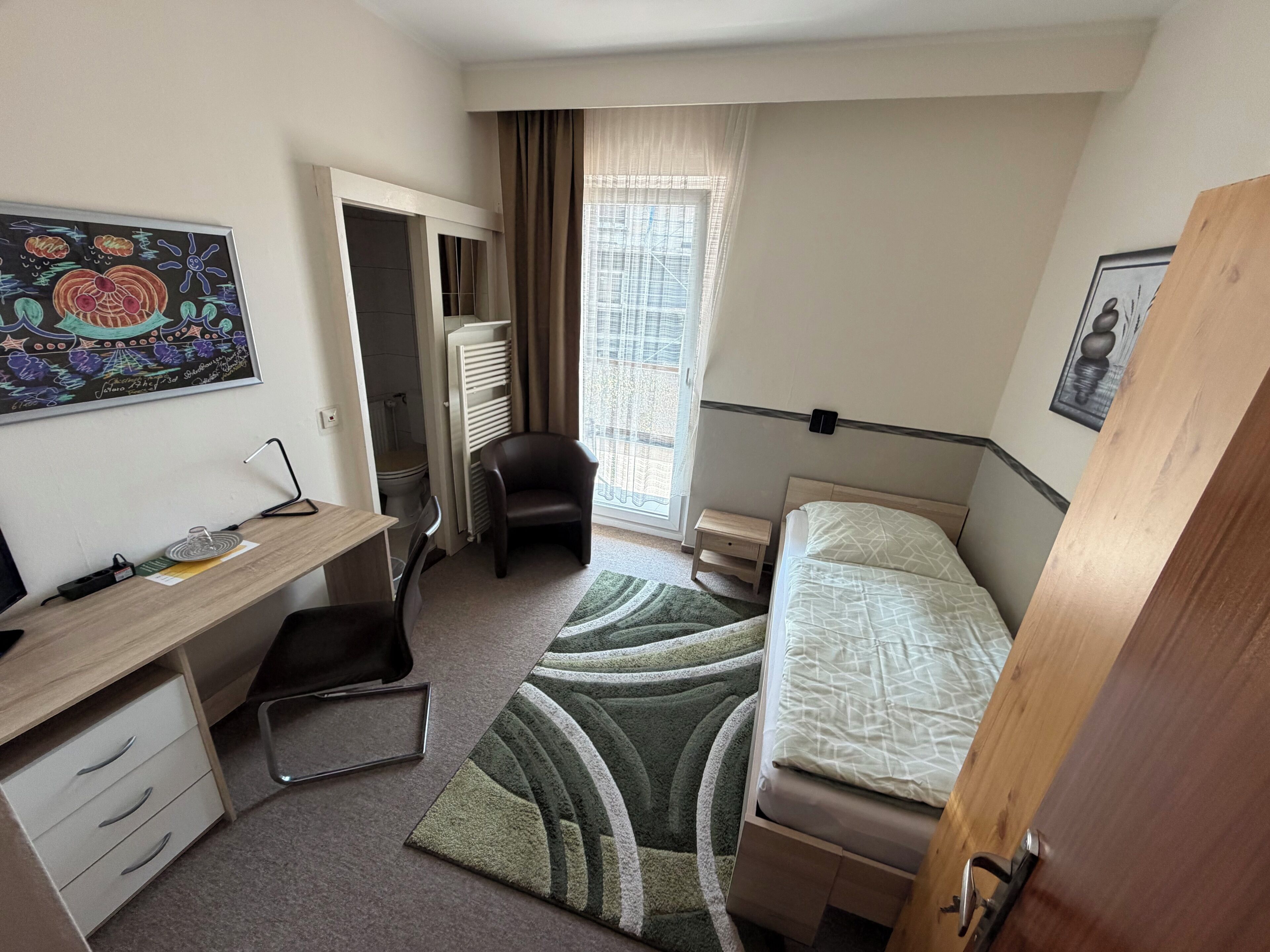 Comfort Single Room | Desk, laptop workspace, WiFi (free), individually decorated