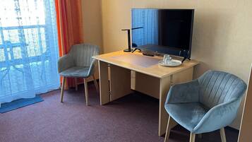 Comfort-Doppelzimmer, Balkon | Schreibtisch, laptopgeeigneter Arbeitsplatz, kostenloses WLAN