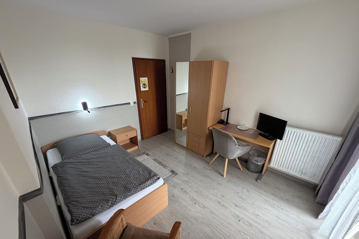 Comfort Single Room | Desk, laptop workspace, WiFi (free), individually decorated