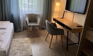 Klassieke tweepersoonskamer | Individueel gedecoreerd, individueel gemeubileerd, een bureau