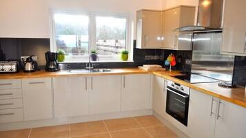 House, 2 Bedrooms, Sea View | Private kitchen | Full-sized fridge, microwave, oven, stovetop