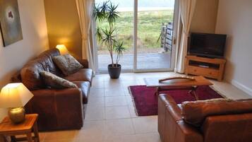 Apartment, Garden View | Living area | Flat-screen TV, DVD player