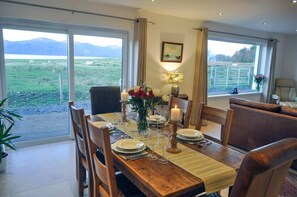 House, 2 Bedrooms, Sea View | In-room dining - Lurach (Appin)