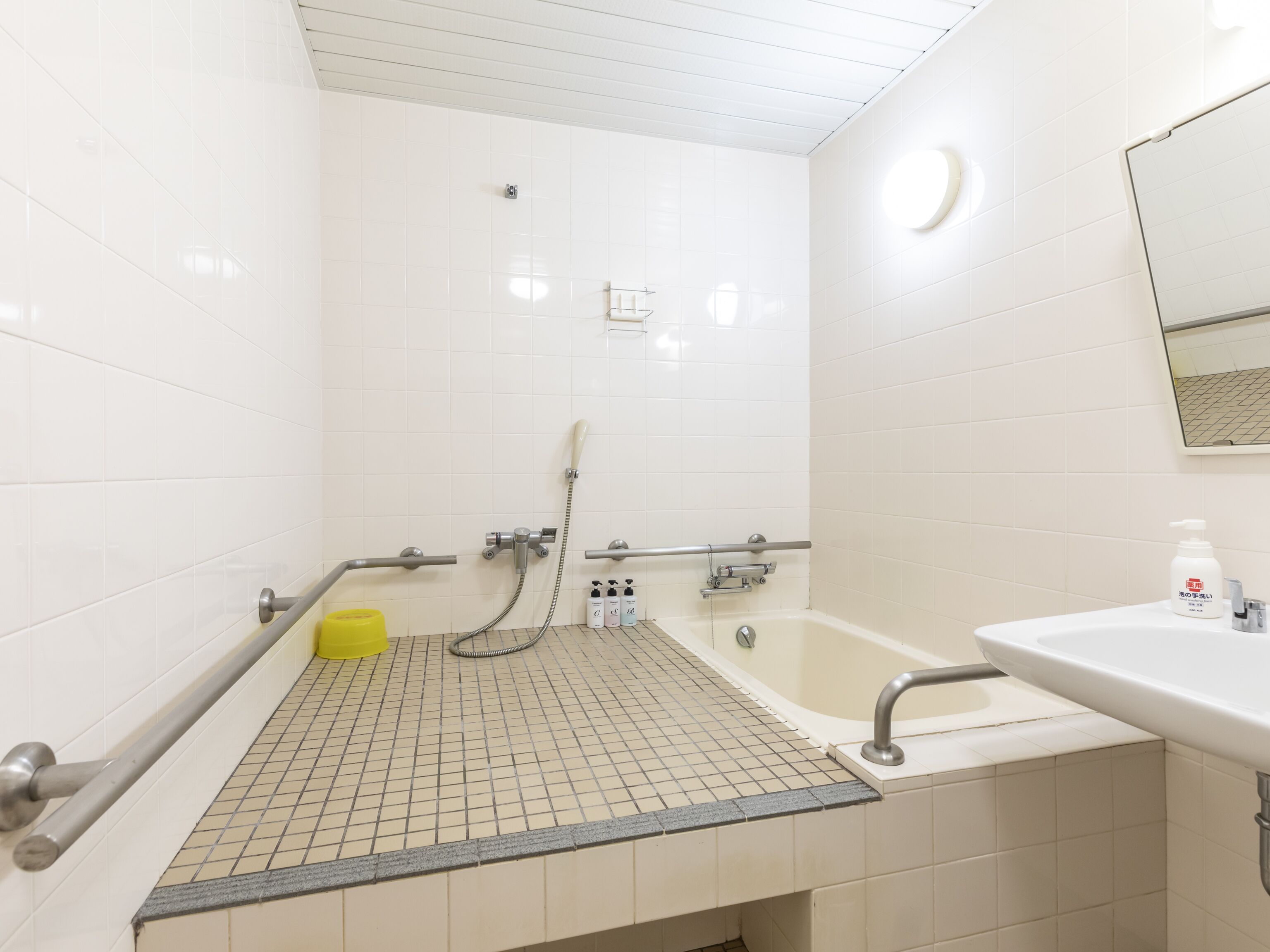 Ein Badezimmer mit Badewanne, Dusche und Waschbecken.