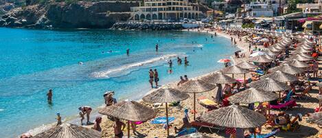 Una spiaggia nelle vicinanze, lettini da mare, ombrelloni