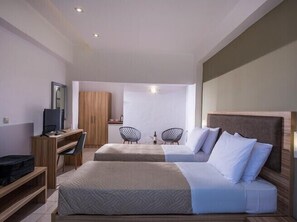 Una habitación de hotel moderna con dos camas, un escritorio, una silla y un armario.