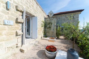 A stone building with a sign reading "GINESTRI". - Tenuta C'est la Vie (Forio)