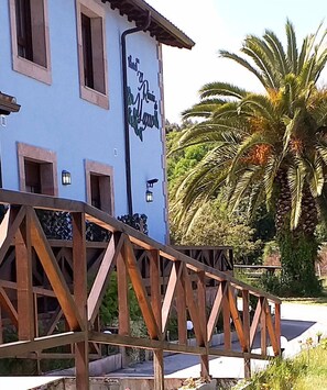 Un edificio con fachada azul y un letrero que dice 'Riviera del Garda'.