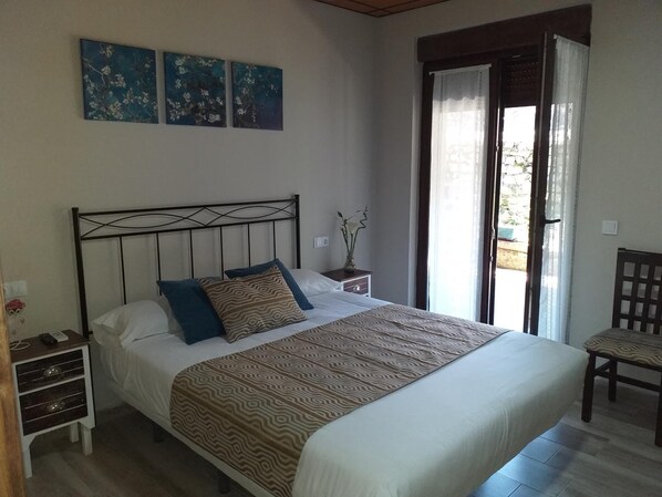 ستائر تعتيم وتجهيزات عازلة للصوت وواي فاي مجانًا وملاءات أسرّة