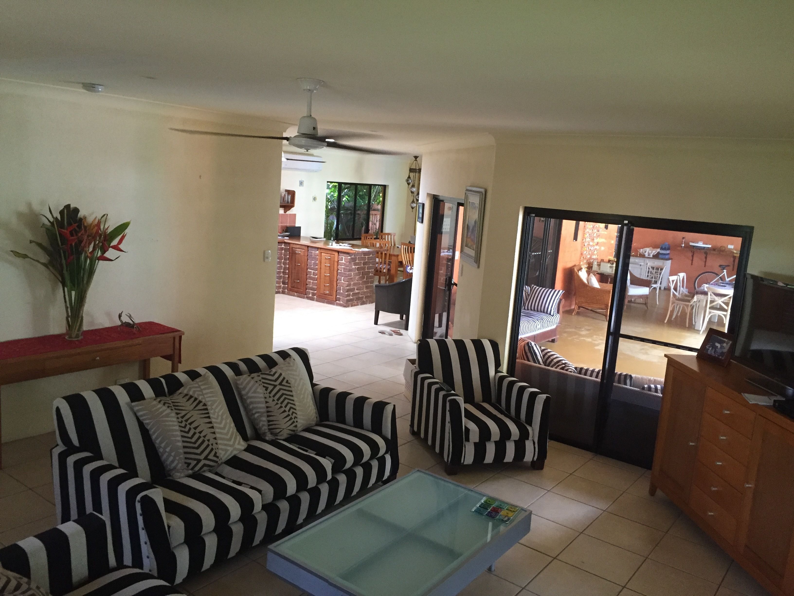 TV plasma, pemutar DVD, stasiun docking iPod, dan stasiun docking MP3