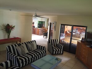 TV plasma, đầu đĩa DVD, iPod dock, MP3 dock