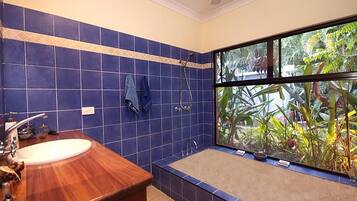 House, Garden View | Bilik Mandi | Gabungan pancuran/tab mandi, tab mandi rendaman dalam
